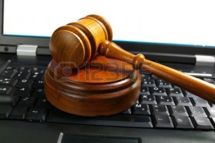 5090390-giudici-martelletto-giudice-su-un-computer-portatile-legge-cyber